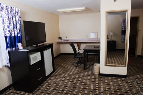 Family Suite, 3 Queen Beds | Desk, blackout drapes, soundproofing, iron/ironing board