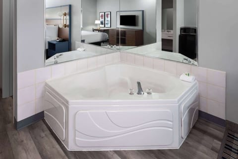 Suite, 1 King Bed, Non Smoking, Hot Tub | Jetted tub