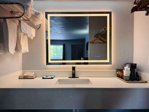 Combined shower/tub, free toiletries, hair dryer, towels