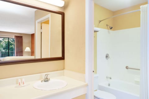 Combined shower/tub, hair dryer, towels