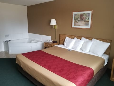 Standard Room, 1 King Bed, Non Smoking, Hot Tub (2 Person Hot Tub) | Iron/ironing board, free WiFi, bed sheets, alarm clocks