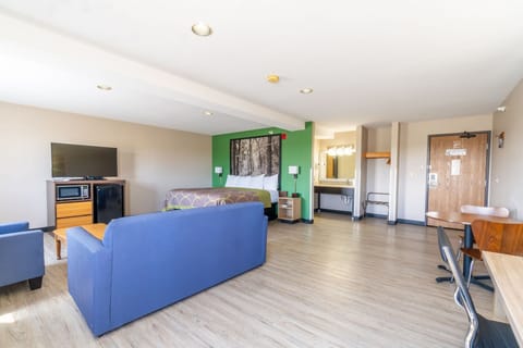 Studio Suite, 1 King Bed, Non Smoking | In-room safe, desk, soundproofing, iron/ironing board
