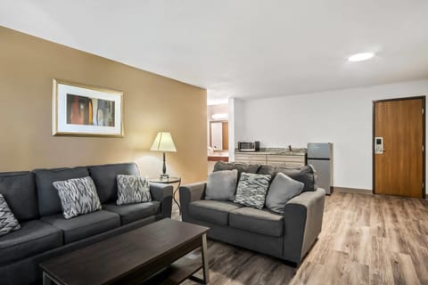 Standard Room, 1 King Bed, Non Smoking, Jetted Tub | Desk, free WiFi, bed sheets