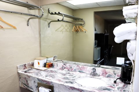 Combined shower/tub, hair dryer, towels