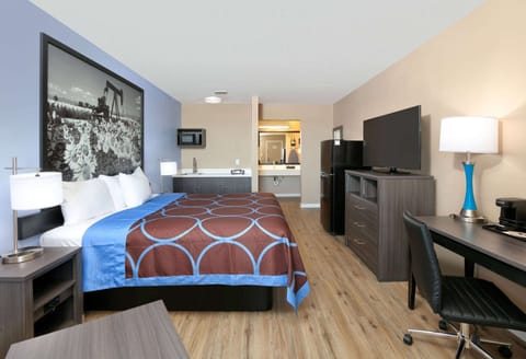 Studio, 1 King Bed, Non Smoking | Desk, blackout drapes, iron/ironing board, WiFi (free)