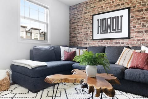 Cozy and Inviting Living Room with Plush Seating