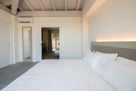 Comfort Room | Minibar, bed sheets