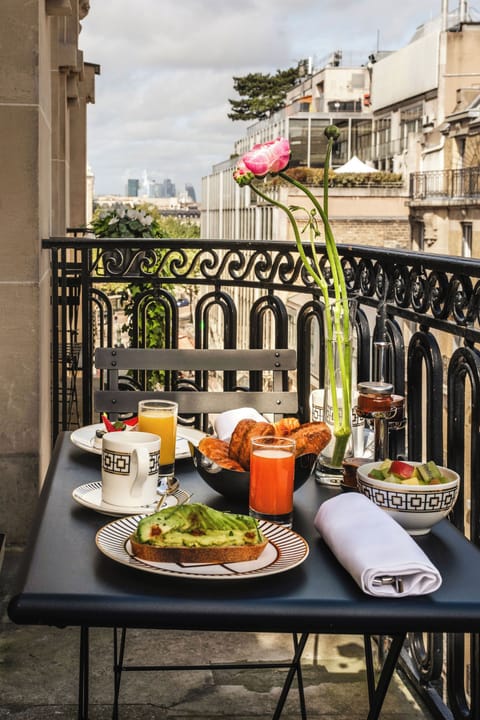 Executive Room Balcony | Premium bedding, minibar, in-room safe, individually decorated