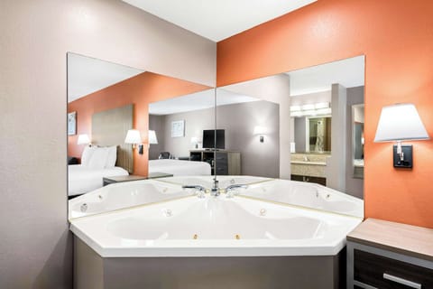 Standard Room, 1 King Bed, Non Smoking, Jetted Tub | Spa