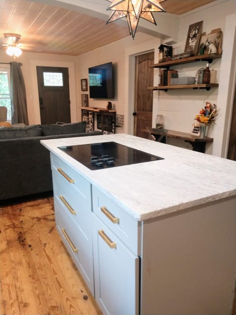 Smoothe electric cooktop, huge assortment cookware & utensils, eating bar for 4