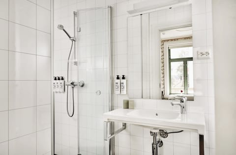Standard Room (Økonomi Enkeltrom) | Bathroom | Shower, free toiletries, hair dryer, towels