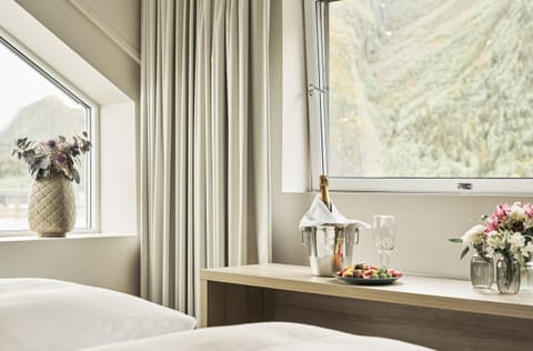 Suite (Modern) | Pillowtop beds, desk, free WiFi, bed sheets