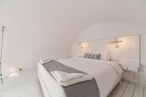 Artemis Suite (Caldera & Sunset View) | In-room safe, soundproofing, free cribs/infant beds, free WiFi