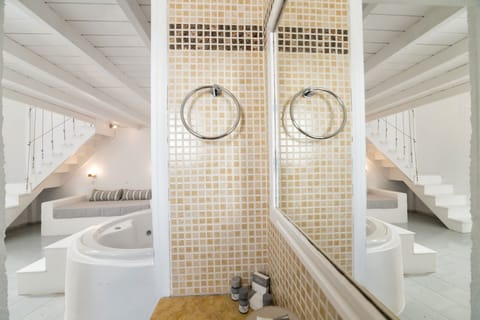 Artemis Suite (Caldera & Sunset View) | Bathroom | Shower, free toiletries, hair dryer, slippers