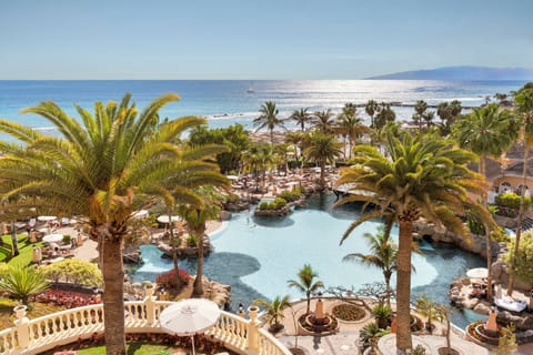 5 outdoor pools, pool umbrellas, sun loungers
