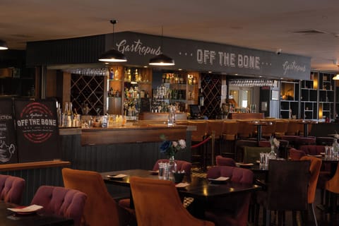 2 restaurants, lunch, dinner served; Indian cuisine
