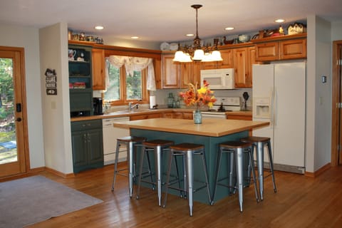 Large kitchen w/seating around island