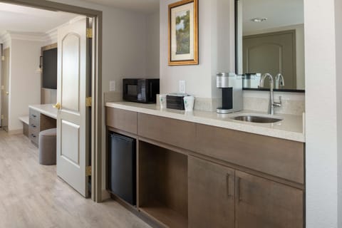 1 bedroom, premium bedding, pillowtop beds, in-room safe