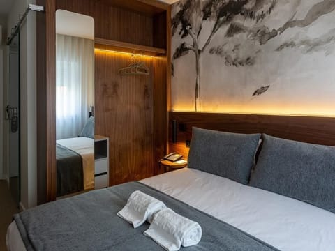 In-room safe, desk, soundproofing, free WiFi