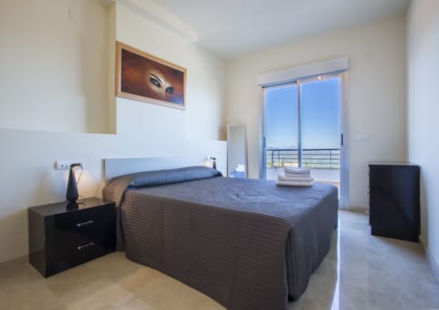 Deluxe Apartment, 3 Bedrooms, Sea View (Con Acceso Spa) | Individually decorated, individually furnished, iron/ironing board
