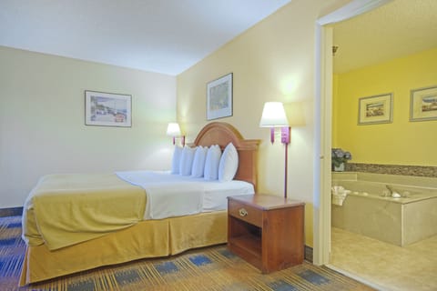 Suite, 1 King Bed, Jetted Tub - Non-smoking | Free WiFi, bed sheets, alarm clocks