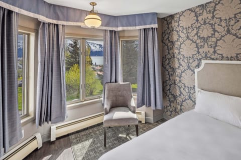 Executive Double Queen | 3 bedrooms, blackout drapes, free WiFi, bed sheets