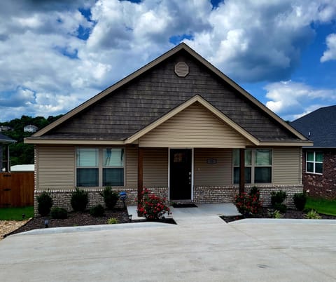 Front on Blue Heron bungalow. Plenty of parking for guests.