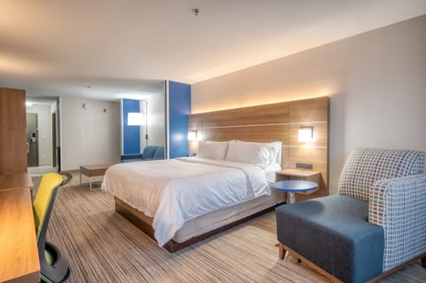 Suite, 1 Queen Bed, Accessible (Mobility) | In-room safe, desk, iron/ironing board, cribs/infant beds