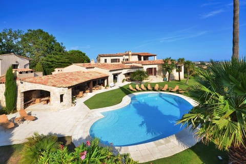 View of house and pool