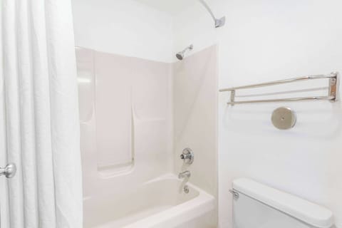 Combined shower/tub, free toiletries, hair dryer, towels
