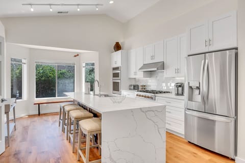 Stunning Fully Equipped Kitchen with Stainless Steel Appliances