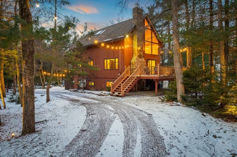 Large Private Driveway-Parking for 8 Vehicles