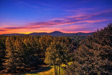 Golden hour melts into mountain views 🌄✨—a sunset you’ll never want to leave.
