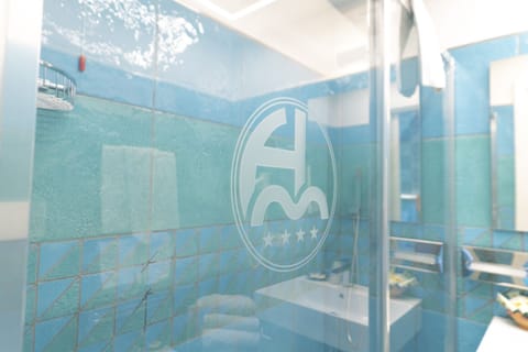 Superior Triple Room | Bathroom | Shower, free toiletries, hair dryer, slippers