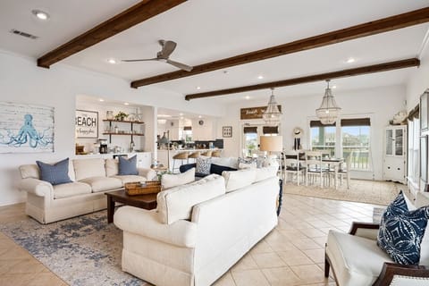 House, 4 Bedrooms | Living area | Smart TV