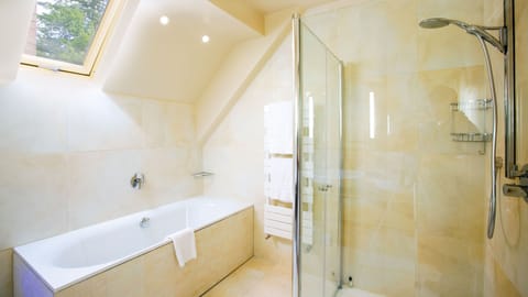 Luxury Studio Suite | Bathroom | Shower, free toiletries, hair dryer, heated floors