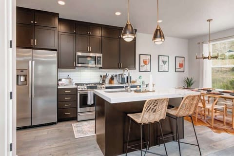 Breakfast Bar and Kitchen