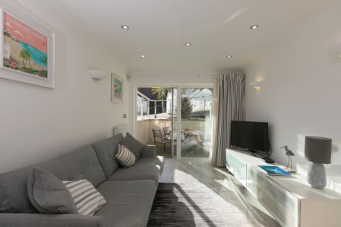 Cottage | Living area | TV, video-game console, DVD player