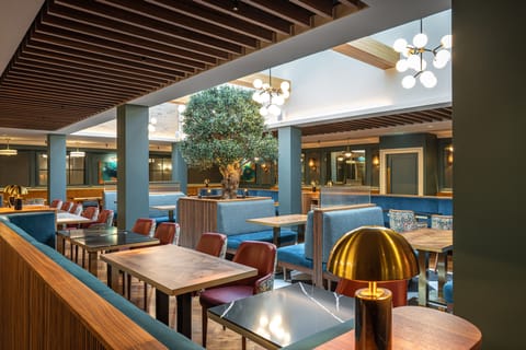 2 restaurants; breakfast, lunch, and dinner served