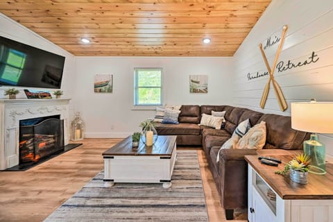 Broken Bow Vacation Rental | 2BR | 2BA | 1,200 Sq Ft | Stairs Required to Enter
