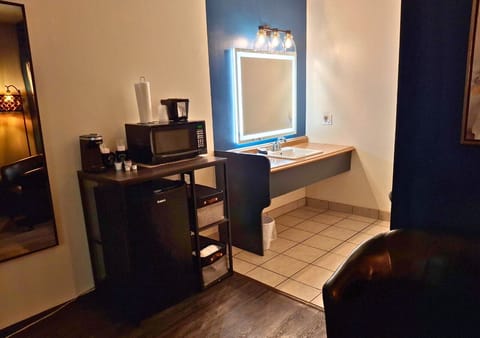 Standard Room, 1 Queen Bed | Desk, iron/ironing board, free WiFi, bed sheets