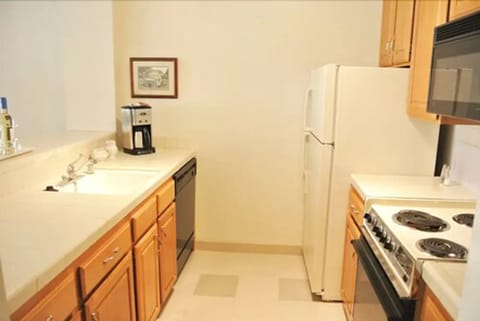 1 Bedroom Suite, 2 Double Beds | Private kitchen | Coffee/tea maker