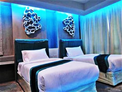 Premium bedding, minibar, desk, free WiFi