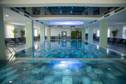 Indoor pool, sun loungers