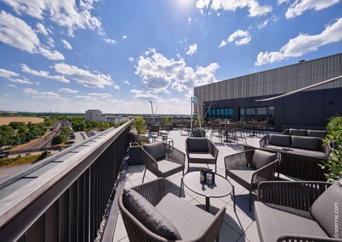 2 bars/lounges, rooftop bar
