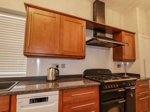 Dishwasher, cookware/dishes/utensils