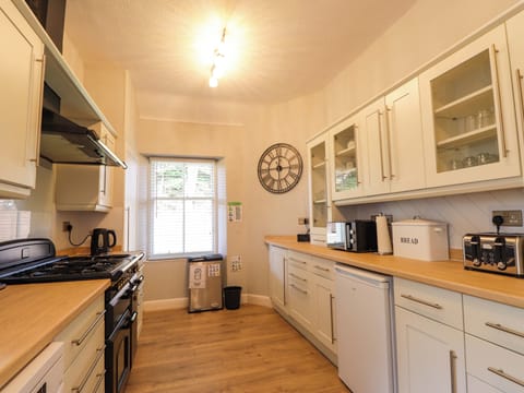 Cottage | Private kitchen | Dishwasher, cookware/dishes/utensils