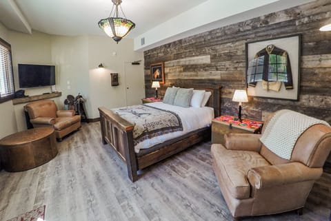 Grotto Mountain, 1 King Bed, 1st floor, A/C | WiFi (free), individually decorated, individually furnished, bed sheets