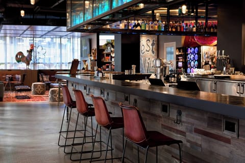 Serves breakfast, lunch, and dinner