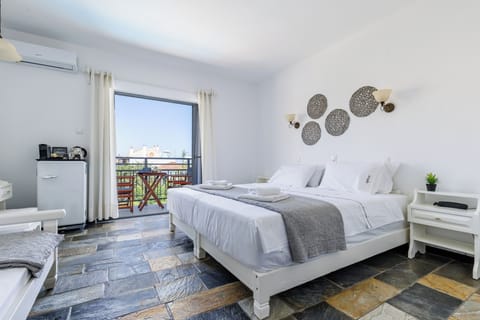 Triple Room, 1 Bedroom | Pillowtop beds, in-room safe, WiFi (free), bed sheets